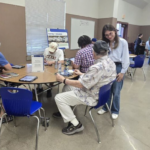 Sesión de escucha comunitaria en Manor.