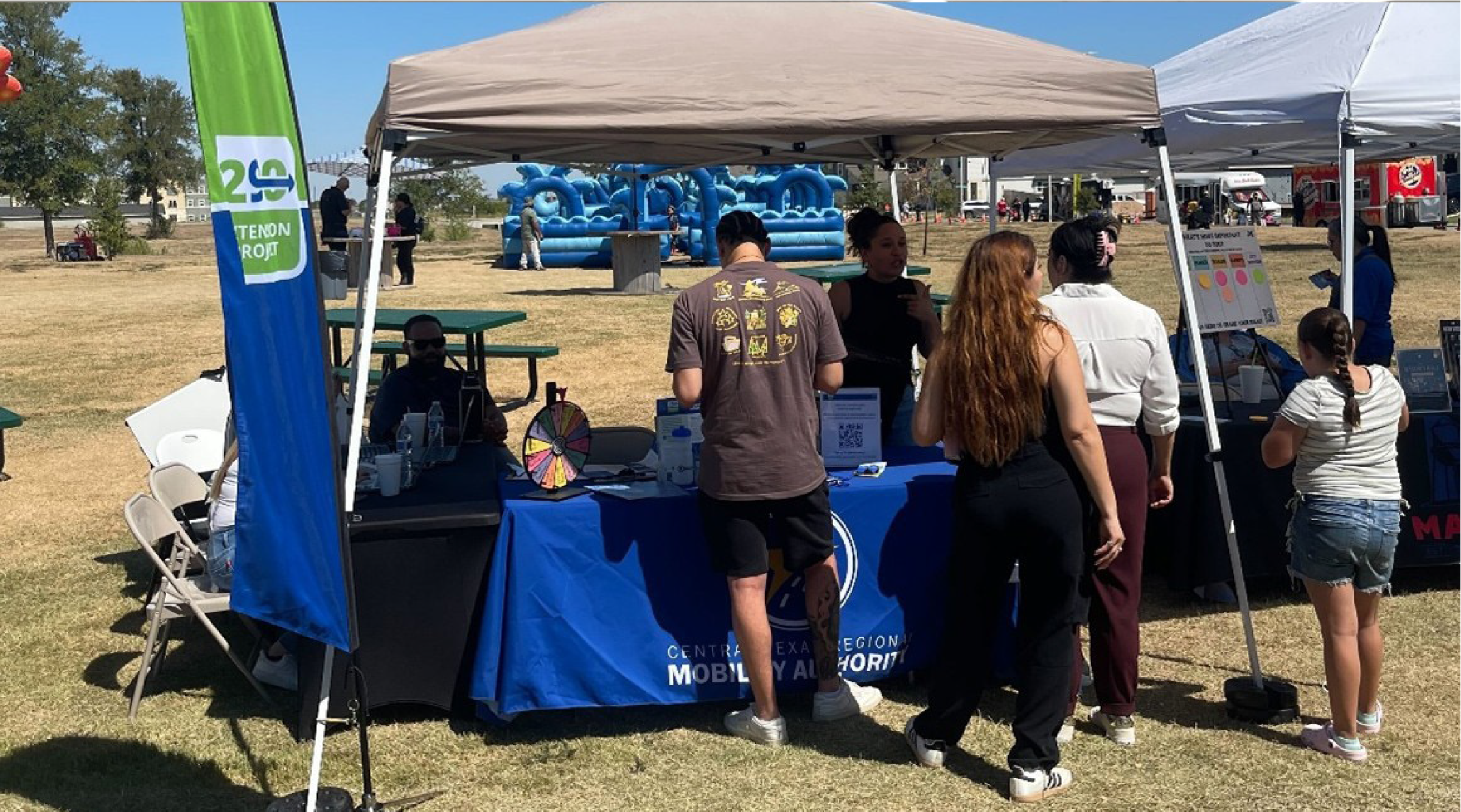 El equipo del proyecto y miembros de la comunidad en el Hispanic Heritage Festival en Manor, 4 de octubre de 2025.